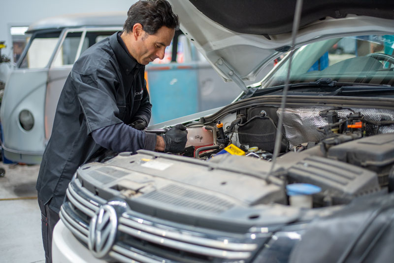 Vehicle maintenance in the Volks Home workshop